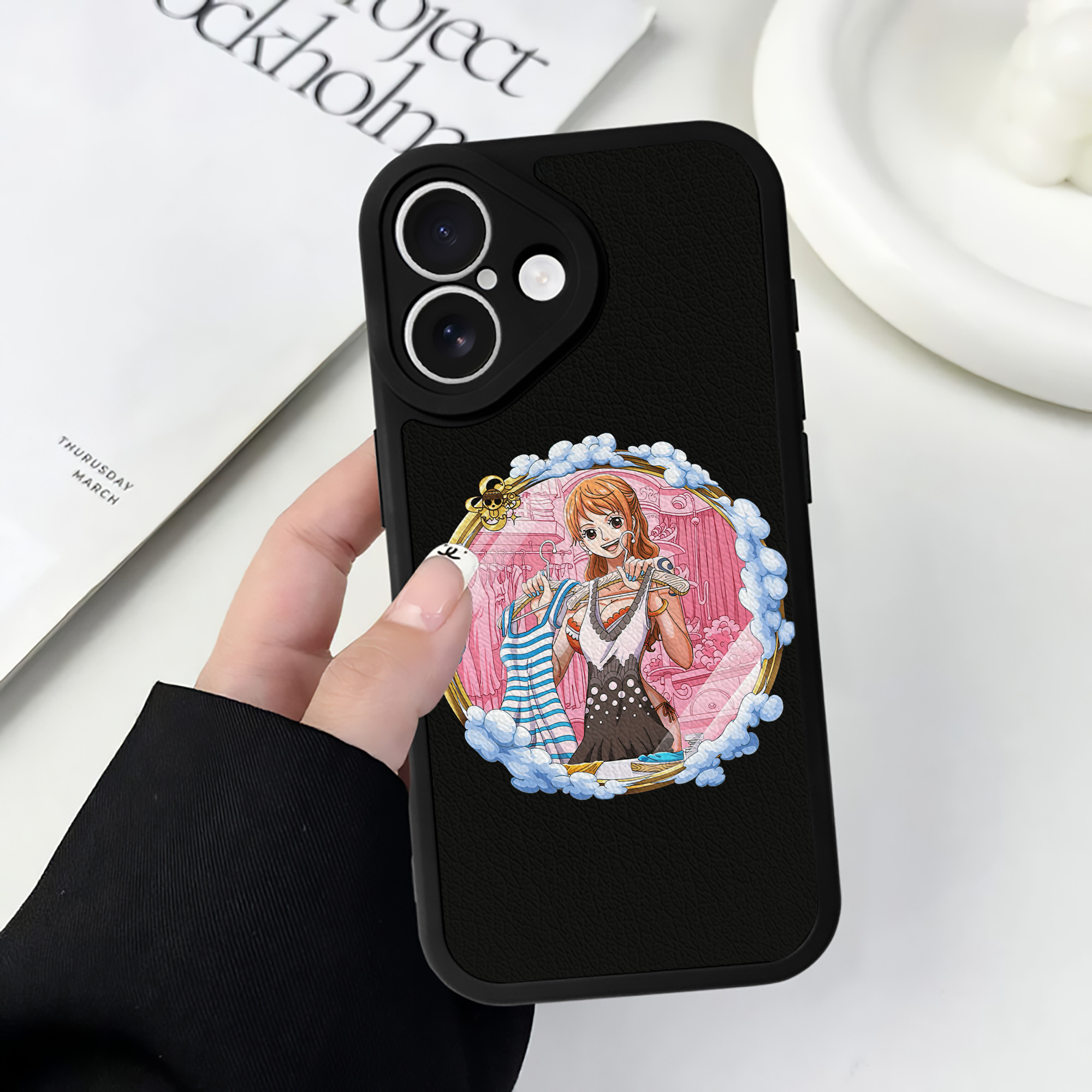 （画像用） ワンピース ナミ ONE PIECE Nami 【iPhone 16シリーズ対応】シリコンスマホケース（レザー調） 材質：シリコン